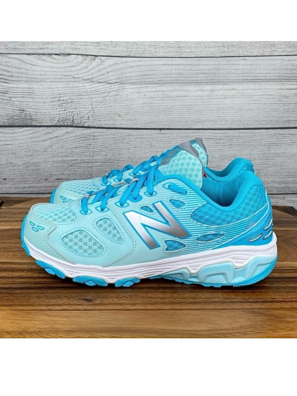 New Balance 680 V3 Light Blue White Shoe KR680OWY Women’s Sneaker Size 5 Wide